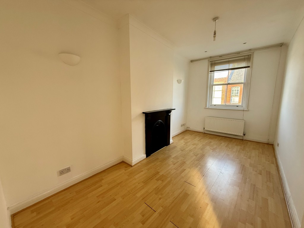 Lot: 51 - MIXED COMMERCIAL AND RESIDENTIAL INVESTMENT - Flat three living room